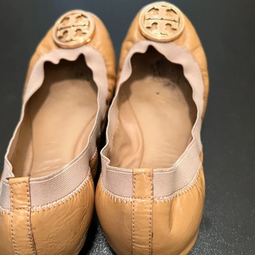 Tory Burch size 8.5 carolina ballerina flat shoes patent round toe stretch tan